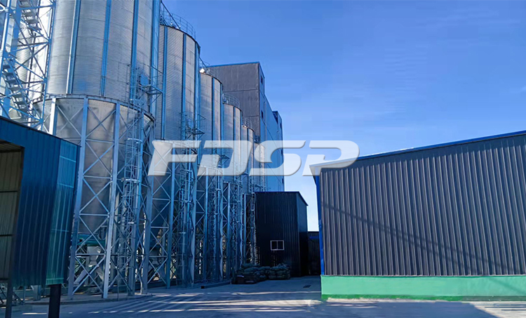 Se completó la puesta en marcha de la línea de producción de alimentos para ganado y aves de corral + rumiantes con una producción anual de 180,000 toneladas en Kulun Banner, Mongolia Interior (图2) silo.jpg